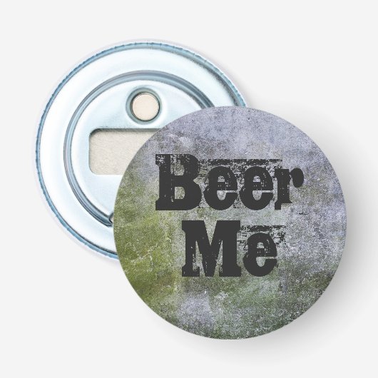 Beer me op een mossy-steenmuur button flesopener (Voorkant)