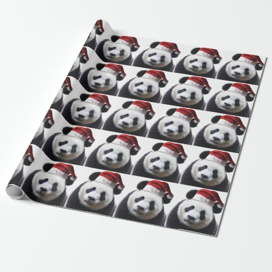 Beer met kerstpanda cadeaupapier (Uitgerold)