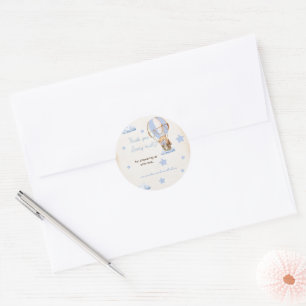Beer op warme luchtballon baby shower blauw ronde sticker