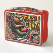 Beer rijdt fel op een motorfiets (Voorkant)