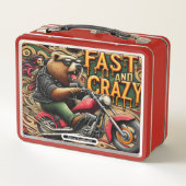 Beer rijdt fel op een motorfiets (Achterkant)