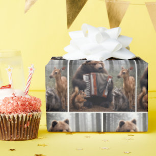Beer speelt accordeon voor bosvrienden cadeaupapier