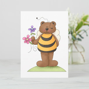 Beer verkleed als hommel met bloemen kaart