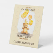 Beer-y Eerste Verjaardag Geslacht Neutraal Geel Be Reclamebord Met Voetstuk (Voorkant)