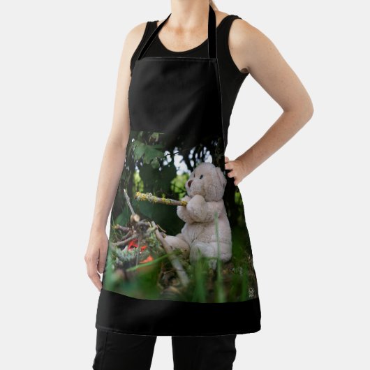 Beertje dat bij kampvuur zit. schort (Insitu)