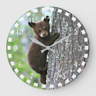 Beerwelp klimt in een boom grote klok