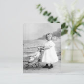 Begin 1900 met haar pop briefkaart (Staand voorkant)