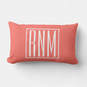 Beginletter Monogram Wit Op Koraal Kussen