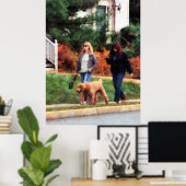 BEGINNEN ONDER $20 - Vrouwen die een Hond lopen Poster (Thuiskantoor)