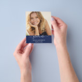 Begrotingsklasse 2023 Navy Blue Photo Afstuderen Flyer (Hand)