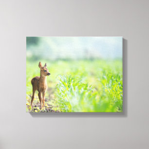 beige baby herten op bruine grond tussen groene gr canvas afdruk