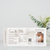 Beige boardingpass bestemming bruiloft QR-code Kaart (Staand voorkant)