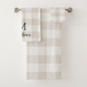 Beige Buffalo Check Monogram | Moderne bosbouw Bad Handdoek (Insitu)
