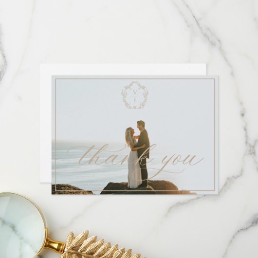  beige crest monogram bruiloft foto bedankkaart (Voorkant / Achterkant in situ)