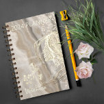 Beige élégant<br><div class="desc">Faites une déclaration avec ce beau carnet beige clair, fantaisiste et élégant avec un profil femme et des fleurs. Ce carnet est élégant et très féminin. Vous pouvez le personnaliser avec votre nom et mettre à jour l'année. Vous pouvez le customiser plus loin ou le transférer vers un carnet. Ce...</div>