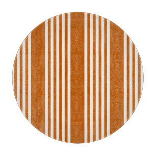 Beige en verbrande sinaasappel met vijf strippen snijplank