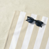 Beige en witte klassieke streep Logo Strandlaken (In situ)