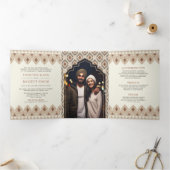 Beige Ikat Alles in een Anand Karaj Sikh bruiloft Drieluik Uitnodiging (Binnen)