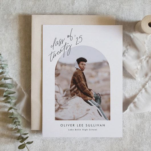 Beige Klasse van 2025 Arch Photo Afstuderen Aankondiging