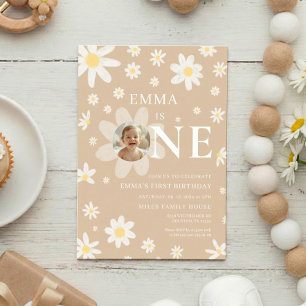 Beige Madelief Eerste 1e Verjaardags Foto uitnodig Kaart