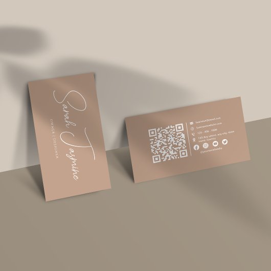 Beige minimalistische elegante scanbare QR-code Visitekaartje