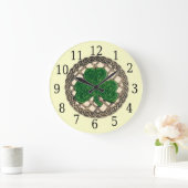 Beige Shamrock and Celtic Knots  Grote Klok (Huis)