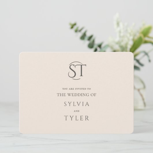 Beige Typografie Crest Monogram Bruiloft Kaart (Staand voorkant)