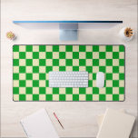 Beige vert rétro À damiers vérifié<br><div class="desc">Chèques tendance. Tapis de bureau moderne à damiers beige vert</div>