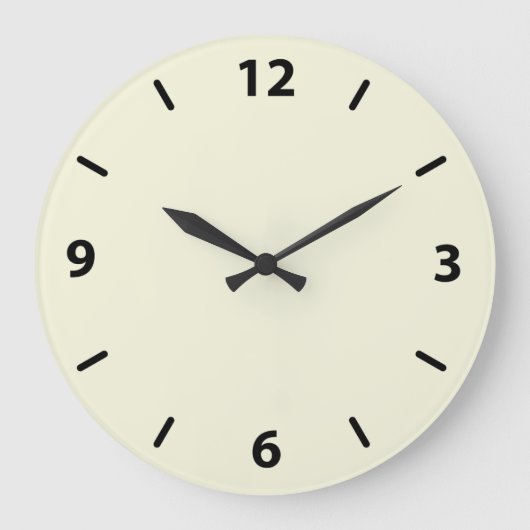 Beige wandklok met zwarte cijfers grote klok (Voorkant)