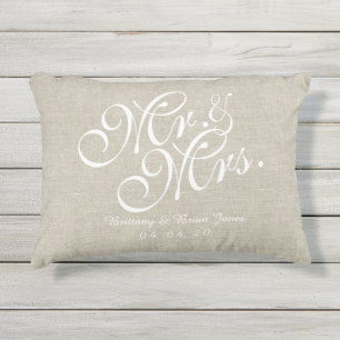 Beige White Linen Mr. en Mrs Wedding Pillow Buitenkussen