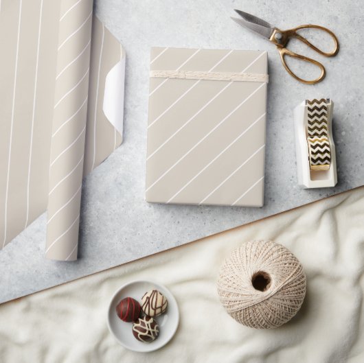 Beige White Thin Diagonal Stripes Pattern Cadeaupapier (Crafts)