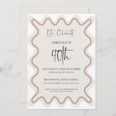 Beige witte golvende rand 40e verjaardag uitnodigi kaart (Voorkant / Achterkant)