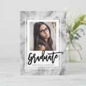 Bekendmaking van het Afstudeerder Chic Marble Typo Aankondiging (Staand voorkant)
