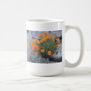 Beker met fijne kunst van papavers tussen de rotse koffiemok