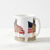 Belge Malinois et tasse de drapeau (Devant droit)