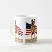 Belge Malinois et tasse de drapeau (Devant gauche)