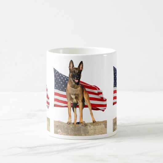Belge Malinois et tasse de drapeau (Centre)
