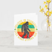 Believe In Yourself Sasquatch Funny Motivational B Kaart (Gele Bloem)