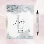 Belle aquarelle gris Personnalisé Quotidien<br><div class="desc">Suivez vos journées avec cette belle aquarelle personnalisée planificateur quotidien. Ajoutez le nom et l'initiale de votre choix à l'avant. Coordonnez votre planificateur avec d'autres produits de la collection. Stylos,  stationnaires et plus sont disponibles en trois couleurs différentes : gris,  vert et rose.</div>
