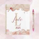 Belle aquarelle rose Personnalisé Quotidien<br><div class="desc">Suivez vos journées avec cette belle aquarelle personnalisée planificateur quotidien. Ajoutez le nom et l'initiale de votre choix à l'avant. Coordonnez votre planificateur avec d'autres produits de la collection. Stylos,  stationnaires et plus sont disponibles en trois couleurs différentes : gris,  vert et rose.</div>
