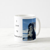 Belle Birdie le Bernedoodle Coffee Mug (Devant droit)