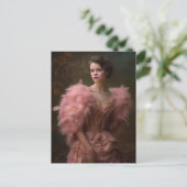 Belle femme dans une robe de plume rose Carte post (Debout devant)
