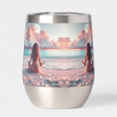 Belle femme méditant sur la plage vierge (Arrière)