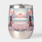 Belle femme méditant sur la plage vierge (Avant)