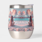 Belle femme méditant sur la plage vierge (Gauche)