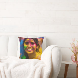 belle fille jouant holi jeter oreiller