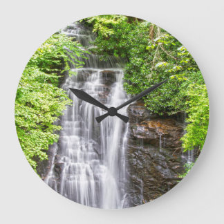 Belle horloge de cascade