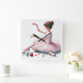 belle horloge devant une chambre de filles (Maison)