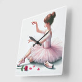 belle horloge devant une chambre de filles (Angle)