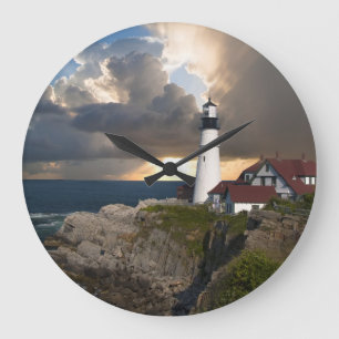 Belle horloge murale ronde du phare sur l'océan